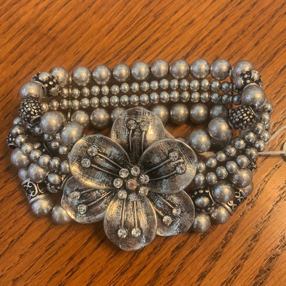 NWT BOHO FUN!! Silver Tone Stretch Bracelet Beautiful Flower 🌺 In Center - Picture 4 of 14